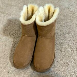 Ugg women’s Bailey Bow Boots fashion faux fur  boots size 10 ankle boots trendy